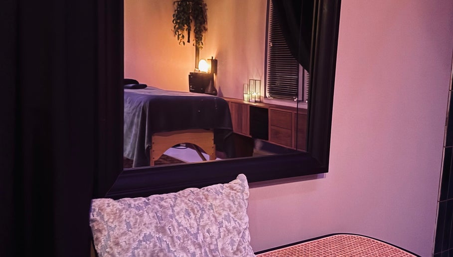 Gezellige spa-kamer bij House of Gypsy in Venlo, Limburg, NL, weerspiegeld in een spiegel.