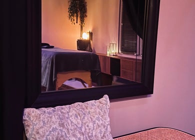 Gezellige spa-kamer bij House of Gypsy in Venlo, Limburg, NL, weerspiegeld in een spiegel.