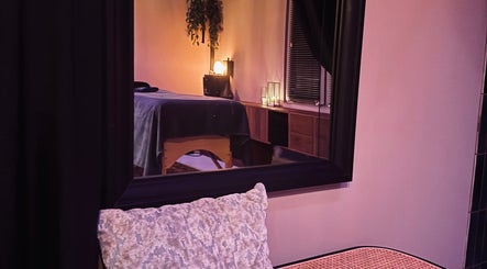 Gezellige spa-kamer bij House of Gypsy in Venlo, Limburg, NL, weerspiegeld in een spiegel.