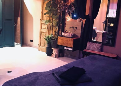 Rustieke wellnessruimte bij House of Gypsy, Venlo, Limburg, NL met houten accenten en groene planten.