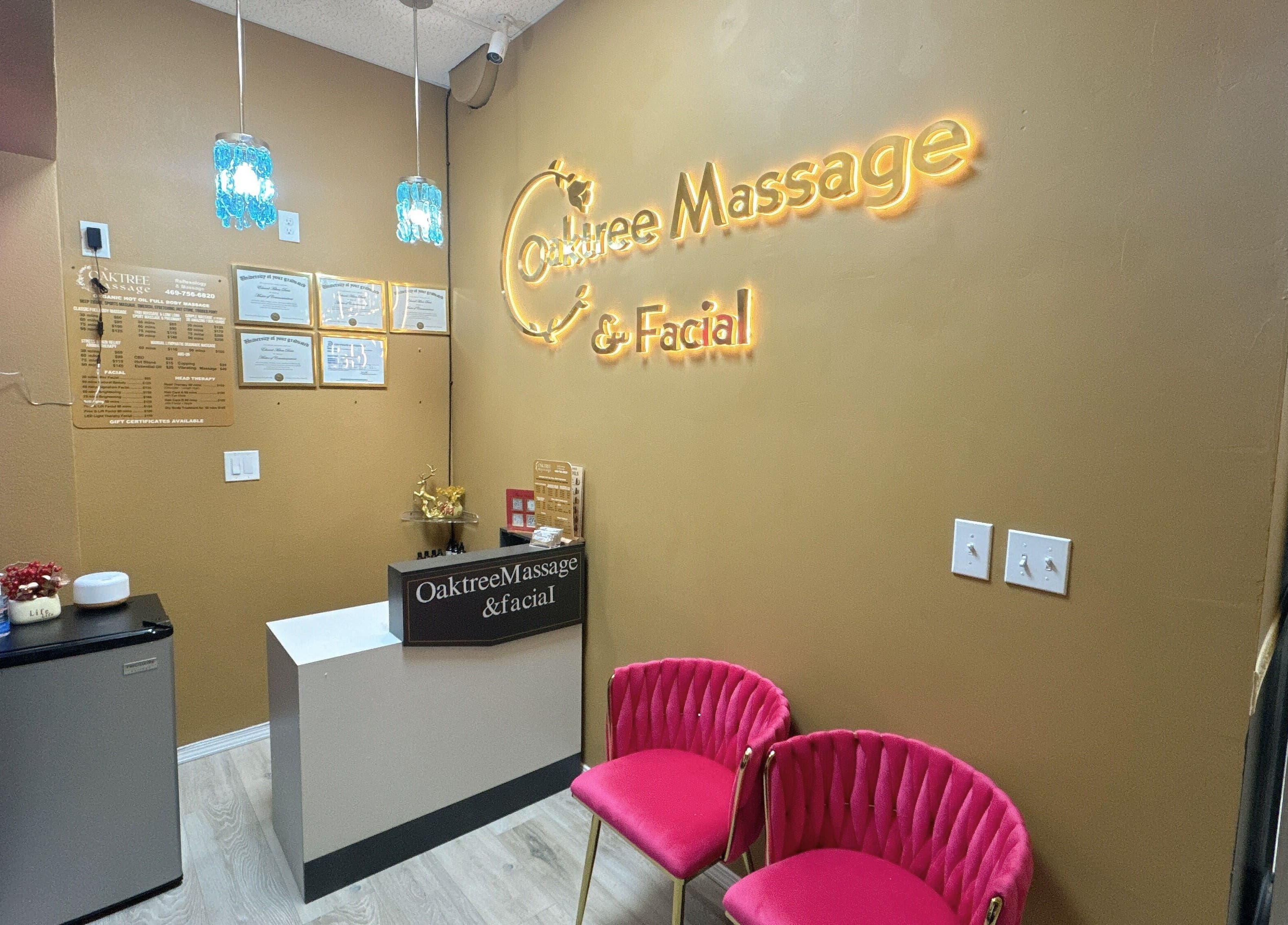 Welcoming lobby of Oak Tree Massage & Facial Lovers ln in Dallas, Texas, US with warm decor and comfortable seating.