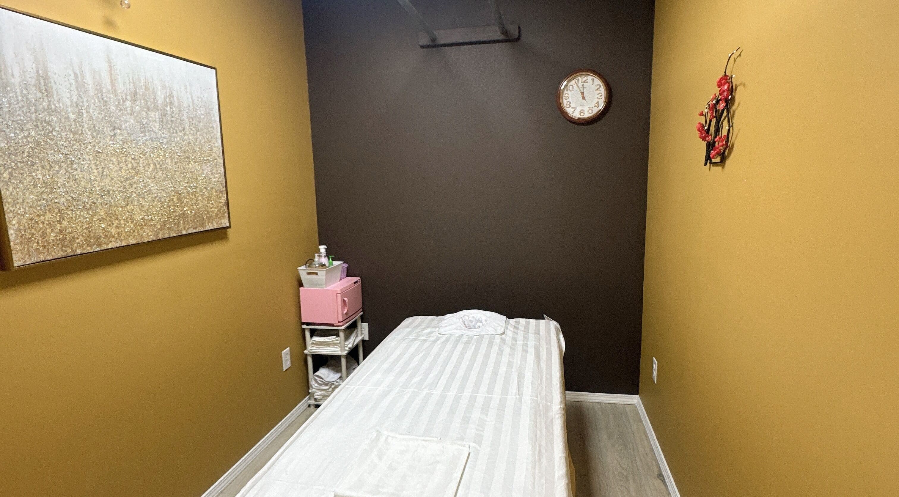 Peaceful massage room at Oak Tree Massage & Facial Lovers ln, Dallas, Texas, US with a cozy massage table.
