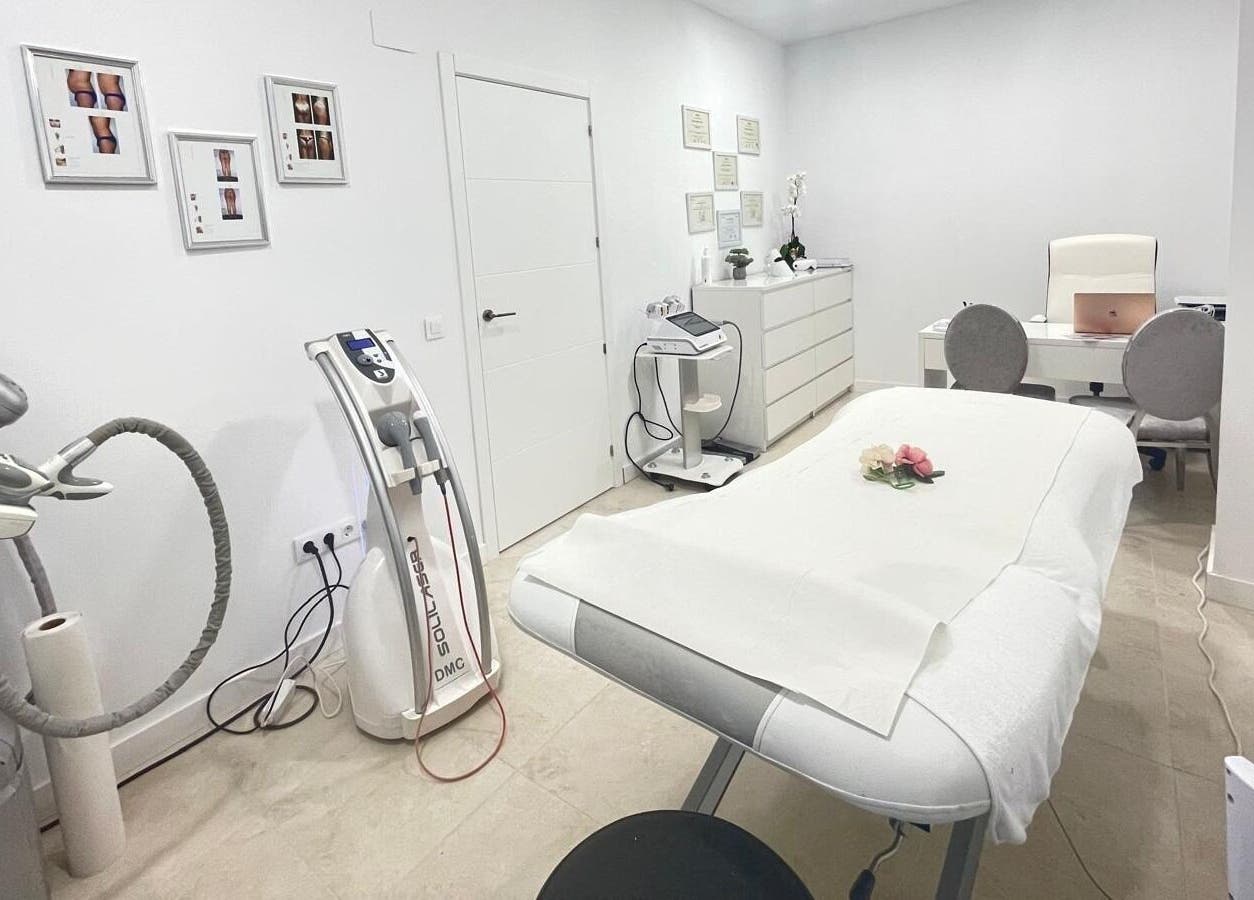 Sala moderna en Simó Centro Nutrisalud y Belleza, Lleida, Catalunya, ES, equipada para tratamientos.