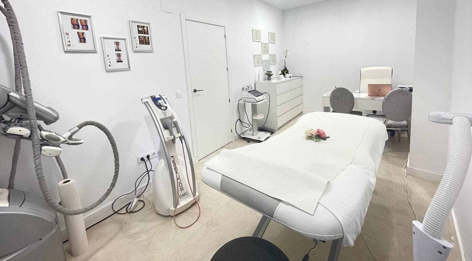 Sala moderna en Simó Centro Nutrisalud y Belleza, Lleida, Catalunya, ES, equipada para tratamientos.