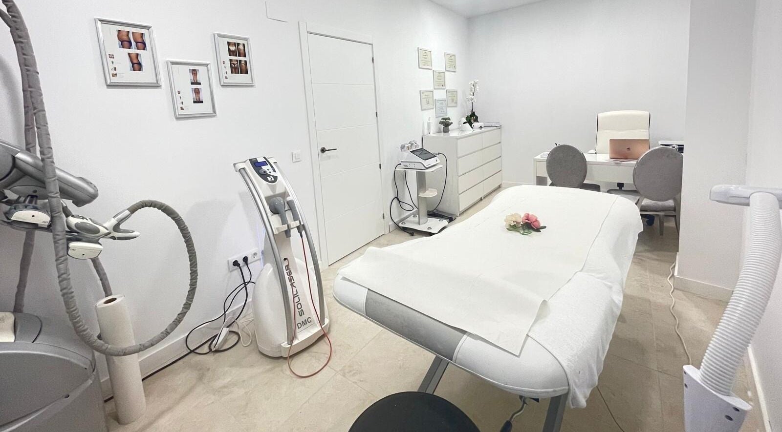 Sala moderna en Simó Centro Nutrisalud y Belleza, Lleida, Catalunya, ES, equipada para tratamientos.