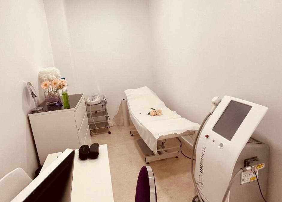 Sala de tratamiento en Simó Centro Nutrisalud y Belleza en Lleida, Catalunya, ES, equipada con camilla y tecnología avanzada.