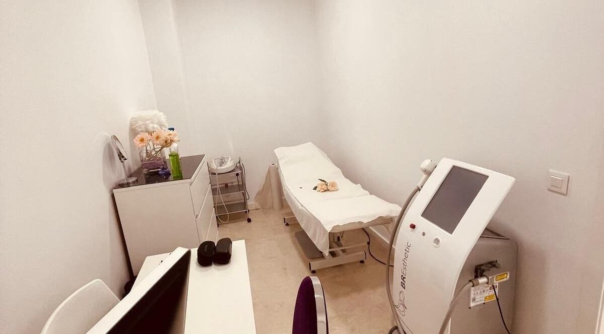 Sala de tratamiento en Simó Centro Nutrisalud y Belleza en Lleida, Catalunya, ES, equipada con camilla y tecnología avanzada.