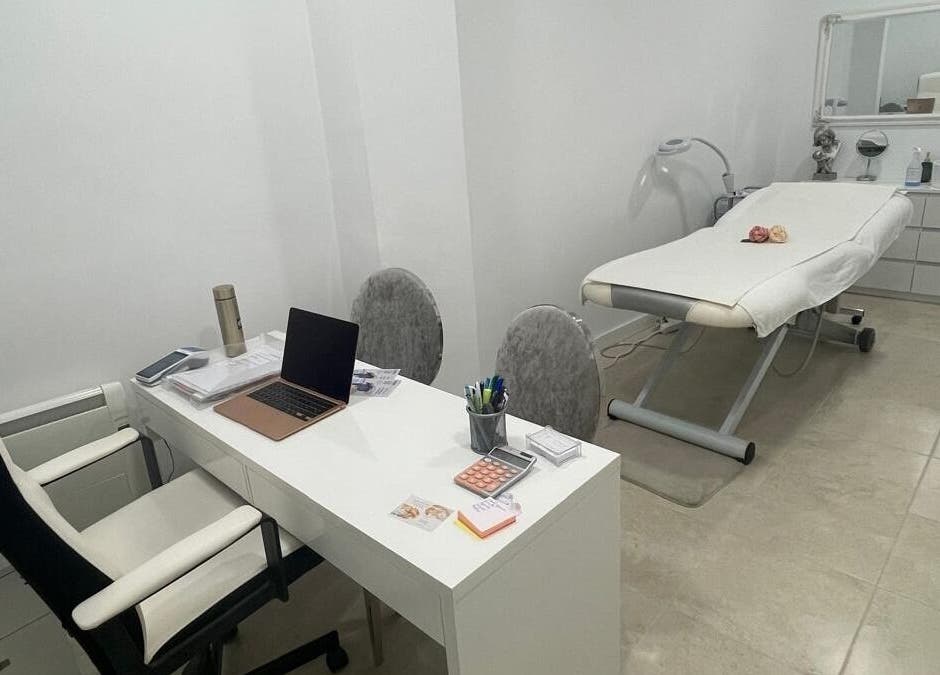 Sala de tratamiento en Simó Centro Nutrisalud y Belleza, Lleida, Catalunya, ES, con camilla y escritorio.