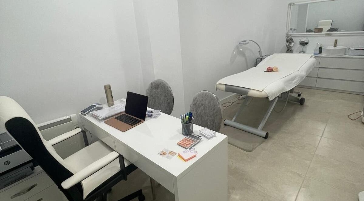Sala de tratamiento en Simó Centro Nutrisalud y Belleza, Lleida, Catalunya, ES, con camilla y escritorio.