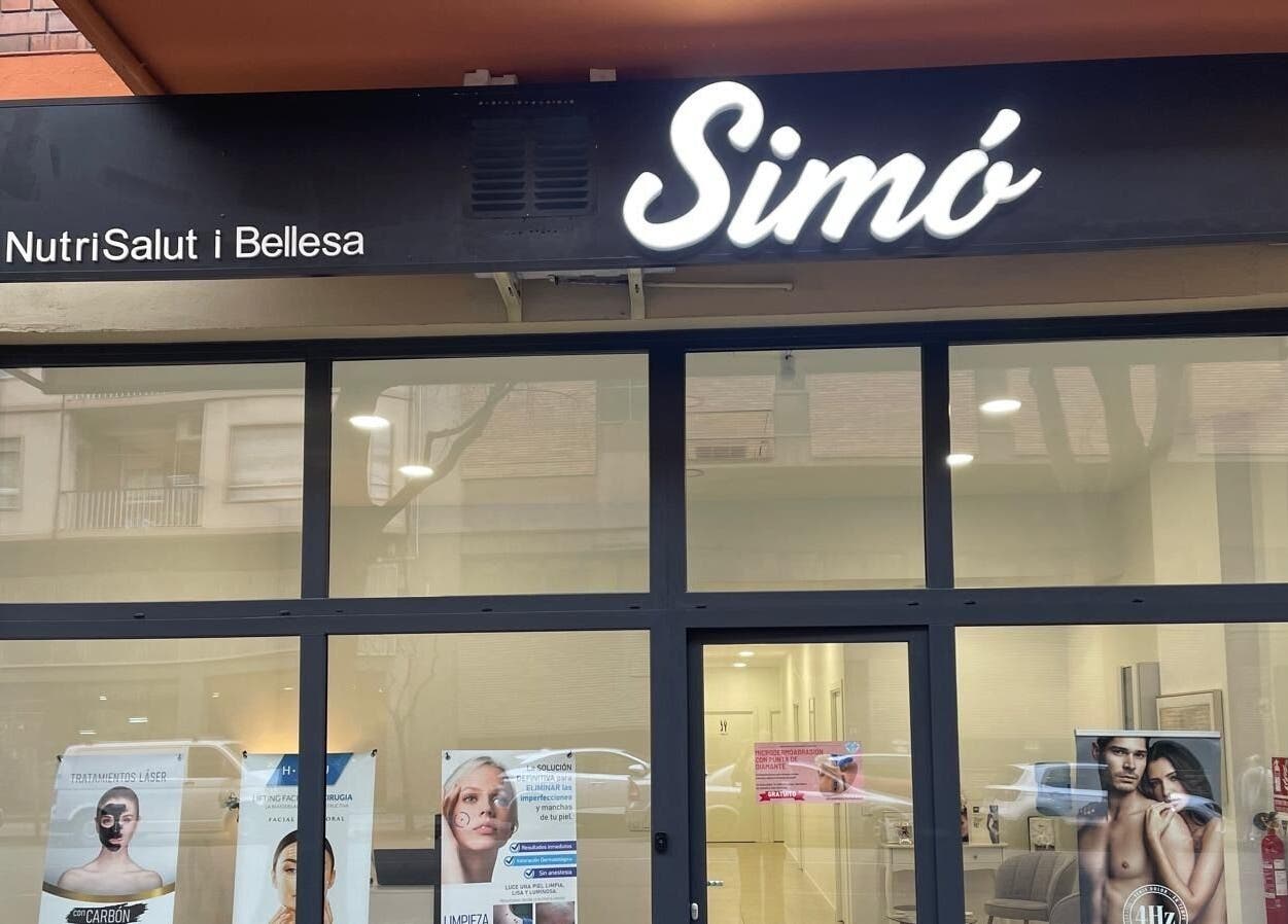 Entrada de Simó Centro Nutrisalud y Belleza en Lleida, Catalunya, ES con carteles de tratamientos.