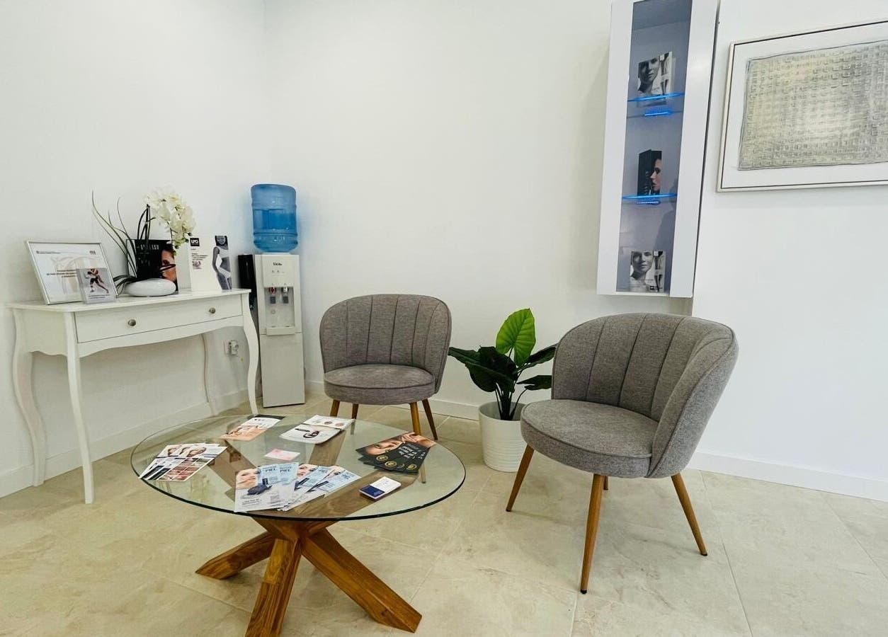 Acogedora sala de espera de Simó Centro Nutrisalud y Belleza en Lleida, Catalunya, ES con sillas modernas y mesa.