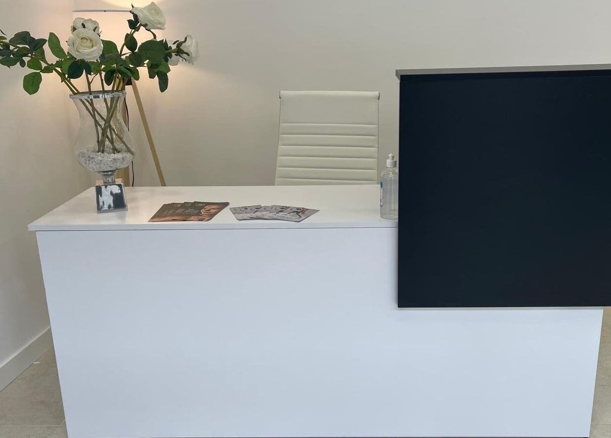 Recepción moderna en Simó Centro Nutrisalud y Belleza, Lleida, Catalunya, ES, con flores blancas.