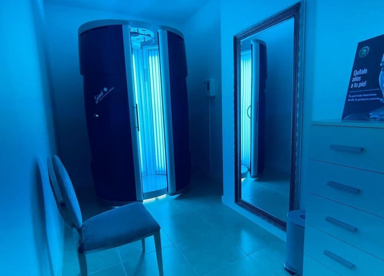 Cabina de tratamiento en Simó Centro Nutrisalud y Belleza, Lleida, Catalunya, ES, iluminada en azul.