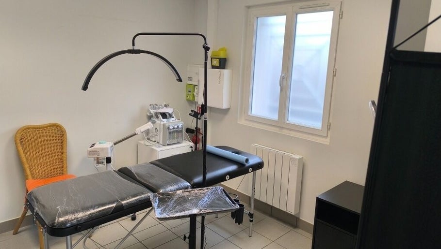Salle de soins moderne à Céline Art Beauté, Haute-rivoire, Auvergne-rhône-alpes, FR avec équipements spécialisés.