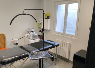 Salle de soins moderne à Céline Art Beauté, Haute-rivoire, Auvergne-rhône-alpes, FR avec équipements spécialisés.