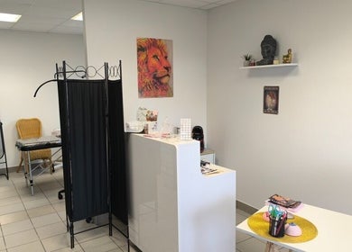Intérieur moderne du Céline Art Beauté, Haute-rivoire, Auvergne-rhône-alpes, FR.