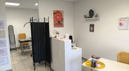 Intérieur moderne du Céline Art Beauté, Haute-rivoire, Auvergne-rhône-alpes, FR.