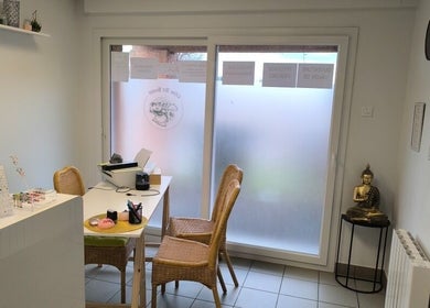 Accueil paisible chez Céline Art Beauté, Haute-rivoire, Auvergne-rhône-alpes, FR avec déco zen.