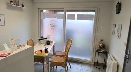 Accueil paisible chez Céline Art Beauté, Haute-rivoire, Auvergne-rhône-alpes, FR avec déco zen.