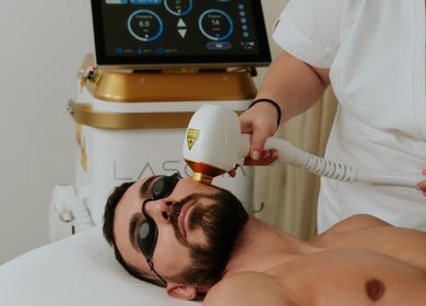 Traitement laser visage chez Céline Art Beauté, Haute-rivoire, Auvergne-rhône-alpes, FR.