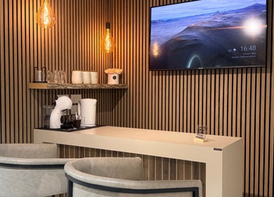 Cozy refreshment area at Nail Boutique By Leann, Il-gżira, MT with modern seating and warm decor.