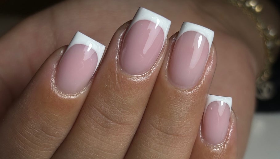 Adé Nails, bilde 1