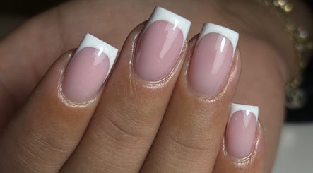 Adé Nails