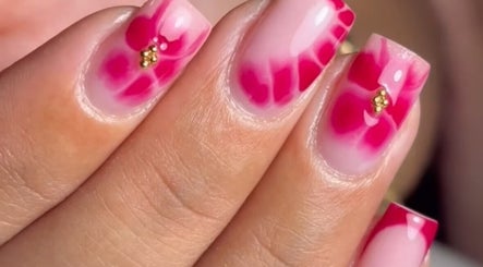 Adé Nails, bilde 2