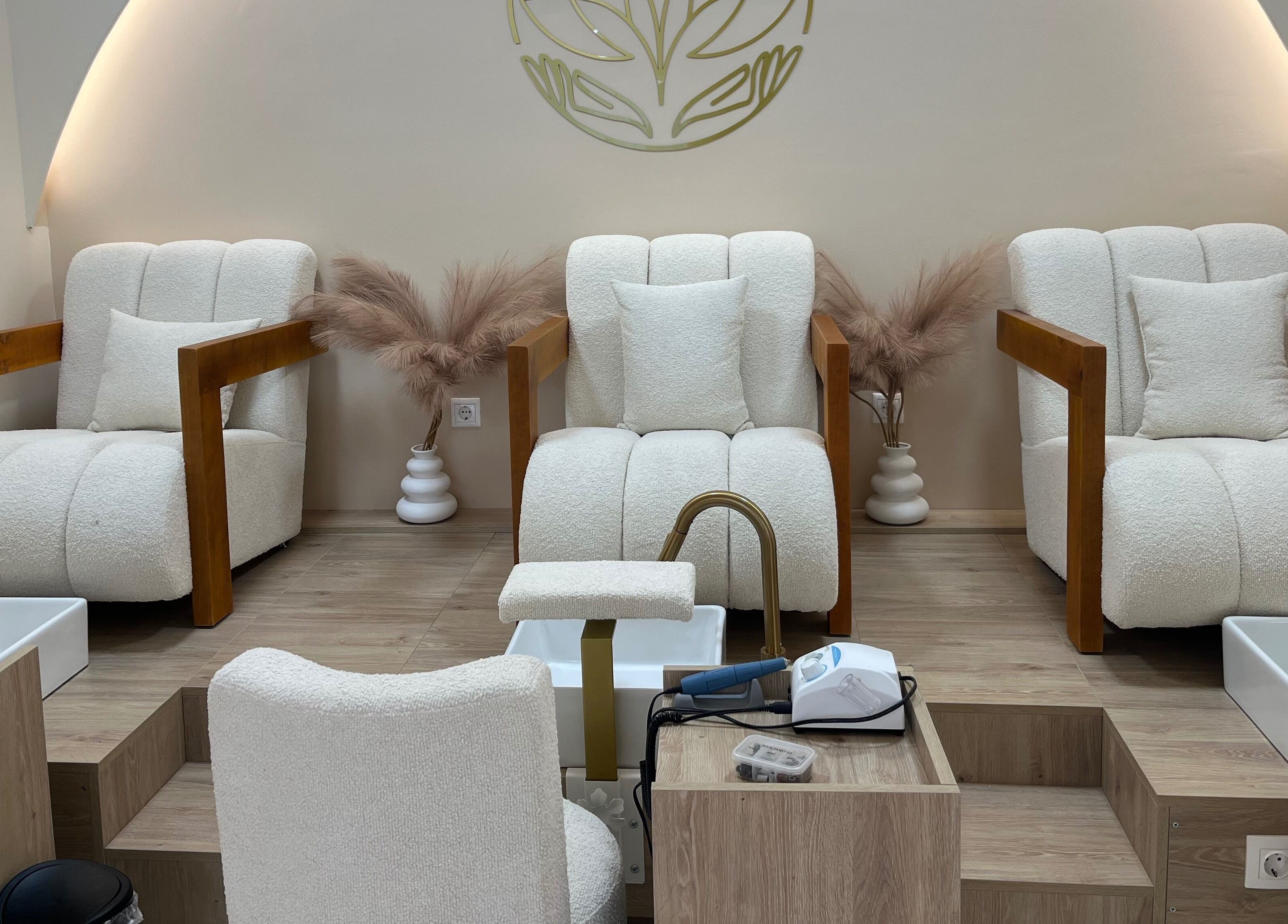 Αναπαυτικές καρέκλες στο Onar nail studio, Αθήνα, Κάτω Πετράλωνα, GR με κομψή διακόσμηση.