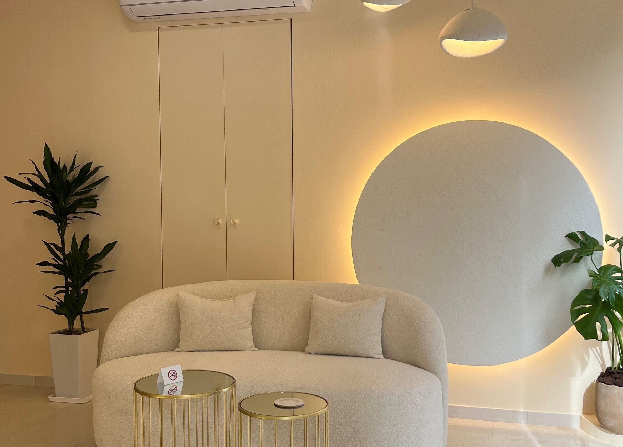 Κομψή αίθουσα αναμονής στο Onar nail studio, Αθήνα, Κάτω Πετράλωνα, GR με σύγχρονη διακόσμηση.