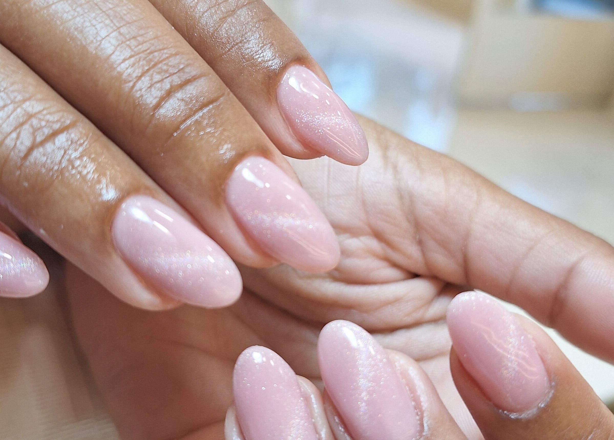 Κοντινό πλάνο φυσικού μανικιούρ στο Onar nail studio, Αθήνα, Κάτω Πετράλωνα, GR.