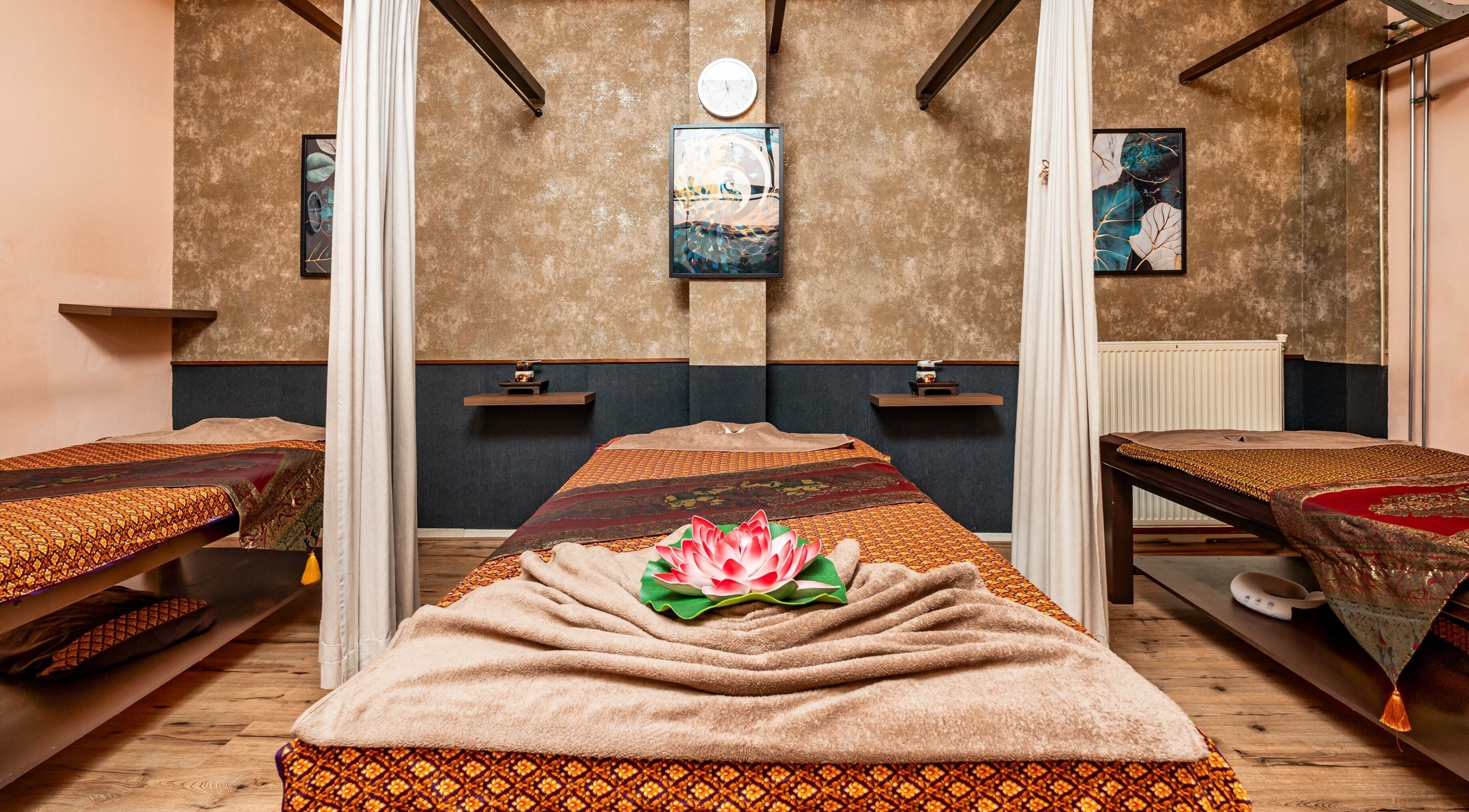 Relaxing spa room at Thailand smile wellness, Amsterdam, Noord-Holland, NL with comfortable massage beds and calming decor.