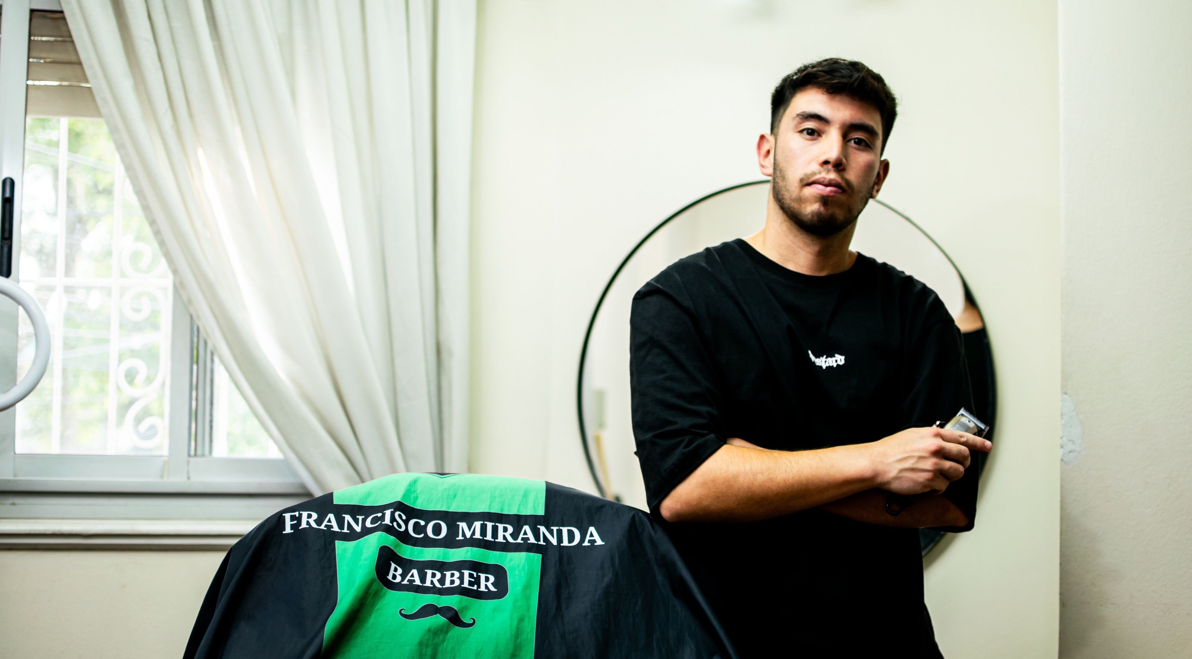 Interior de Francisco Miranda barber en San Juan, San Juan, AR, mostrando barbería elegante.