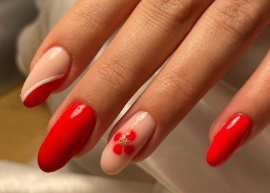 Manucure artistique avec rouge vif à La Bulle de Gwen, Aurillac, Auvergne-rhône-alpes, FR.