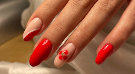 Manucure artistique avec rouge vif à La Bulle de Gwen, Aurillac, Auvergne-rhône-alpes, FR.