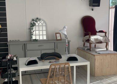 Espace beauté intérieur à La Bulle de Gwen, Aurillac, Auvergne-rhône-alpes, FR avec chaise et table de manucure.