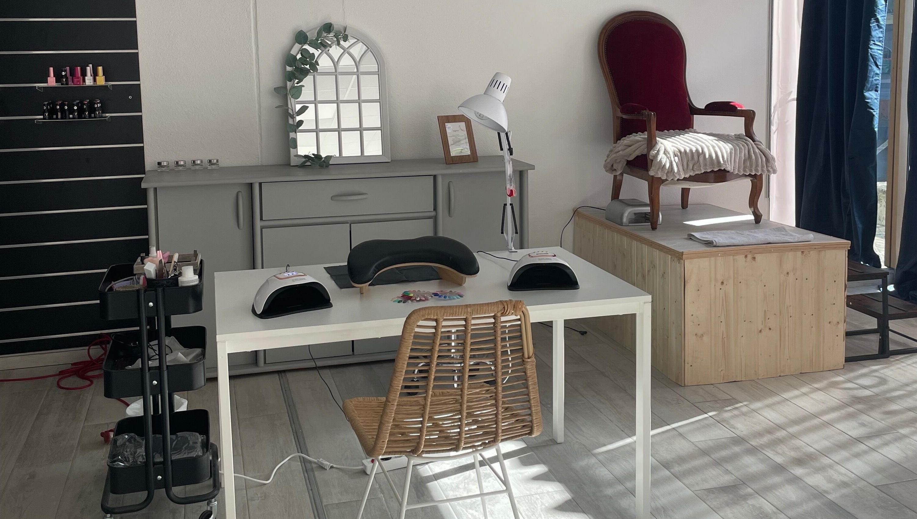 Intérieur chic de La Bulle de Gwen à Aurillac, Auvergne-rhône-alpes, FR avec station de manucure.