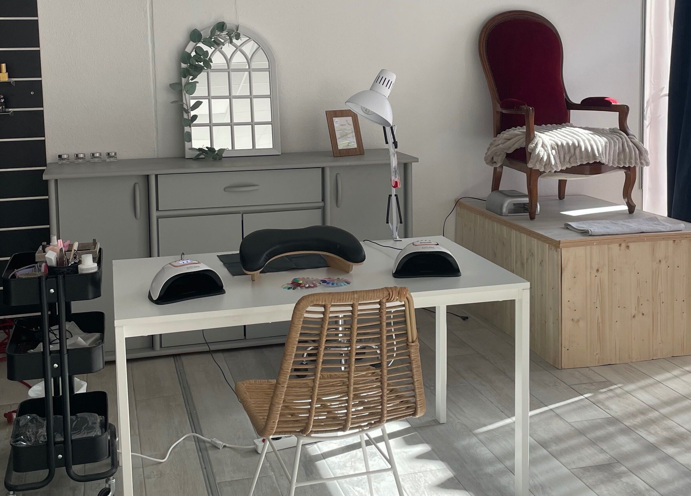 Intérieur chic de La Bulle de Gwen à Aurillac, Auvergne-rhône-alpes, FR avec station de manucure.