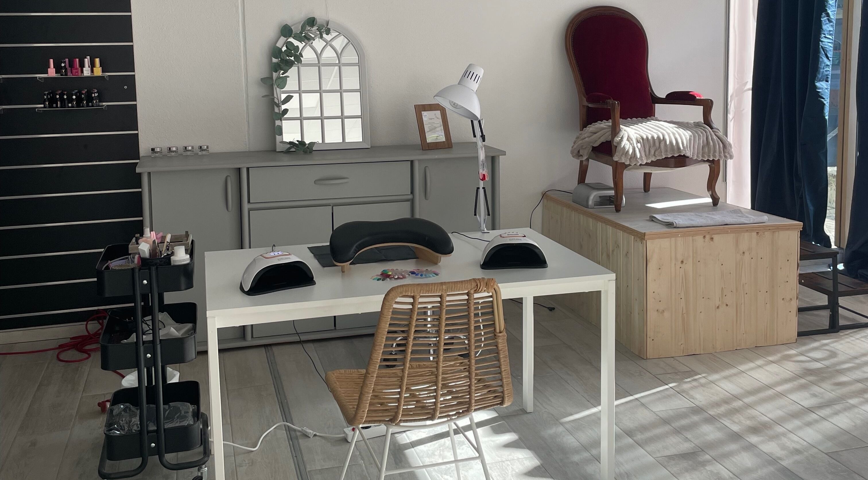 Intérieur chic de La Bulle de Gwen à Aurillac, Auvergne-rhône-alpes, FR avec station de manucure.