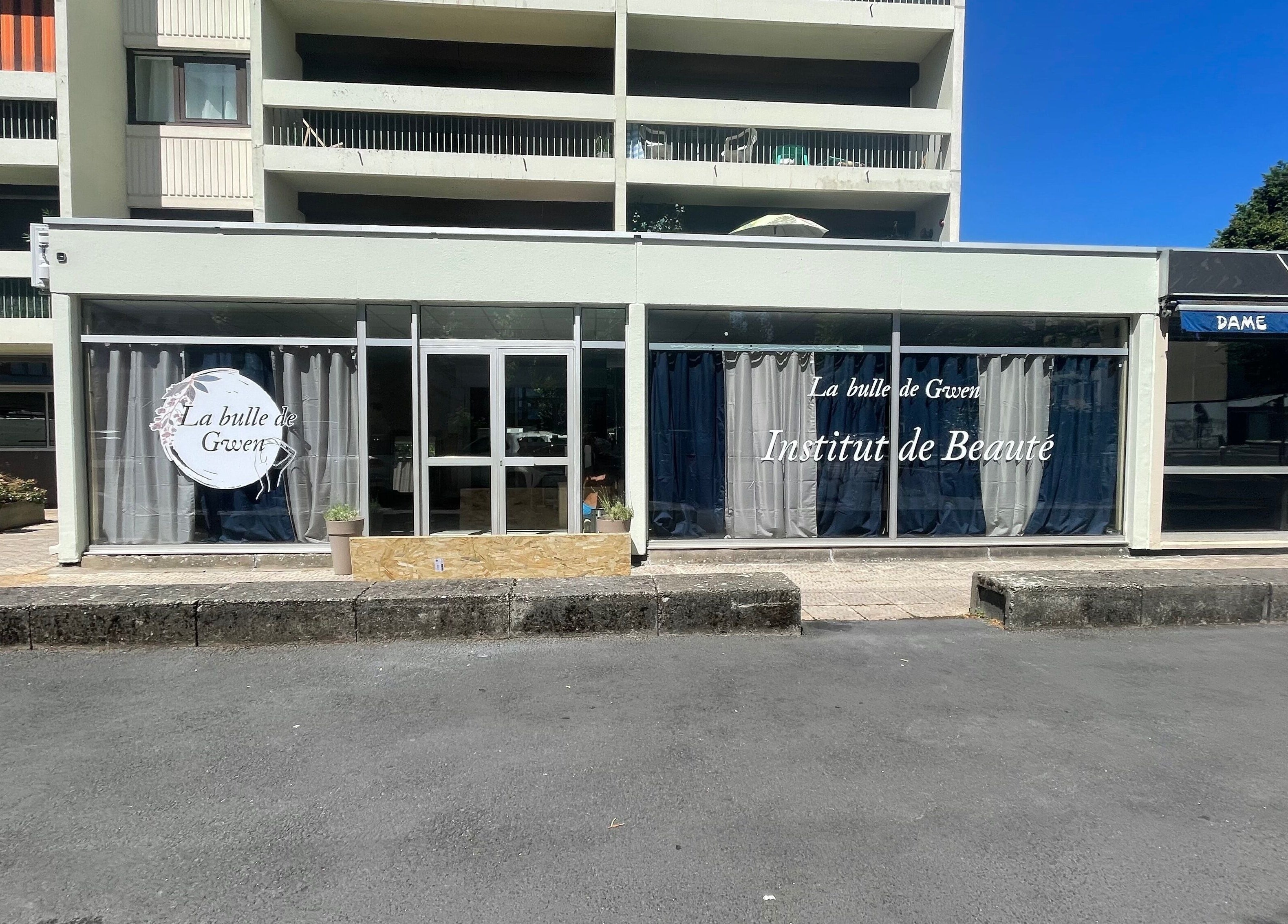 Façade de La Bulle de Gwen à Aurillac, Auvergne-rhône-alpes, FR, spécialisée en beauté et bien-être.