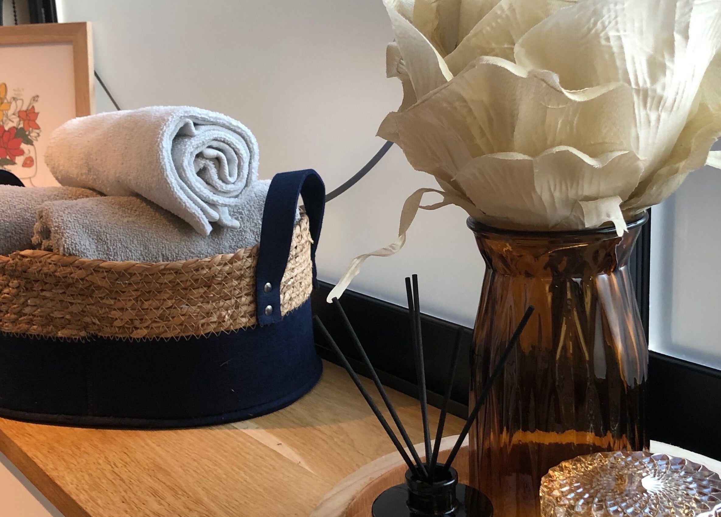 Panier et vase élégants au spa La Bulle de Gwen à Aurillac, Auvergne-rhône-alpes, FR.