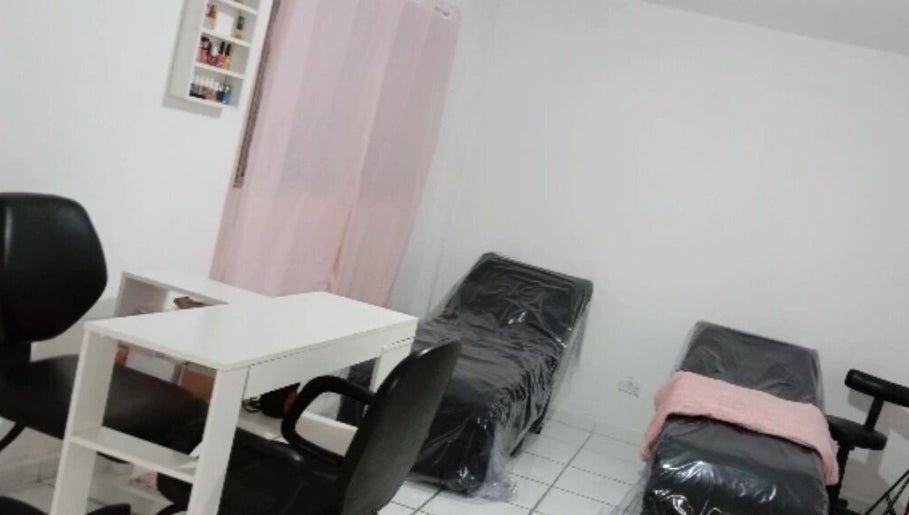 lariisantoshar_ image 1
