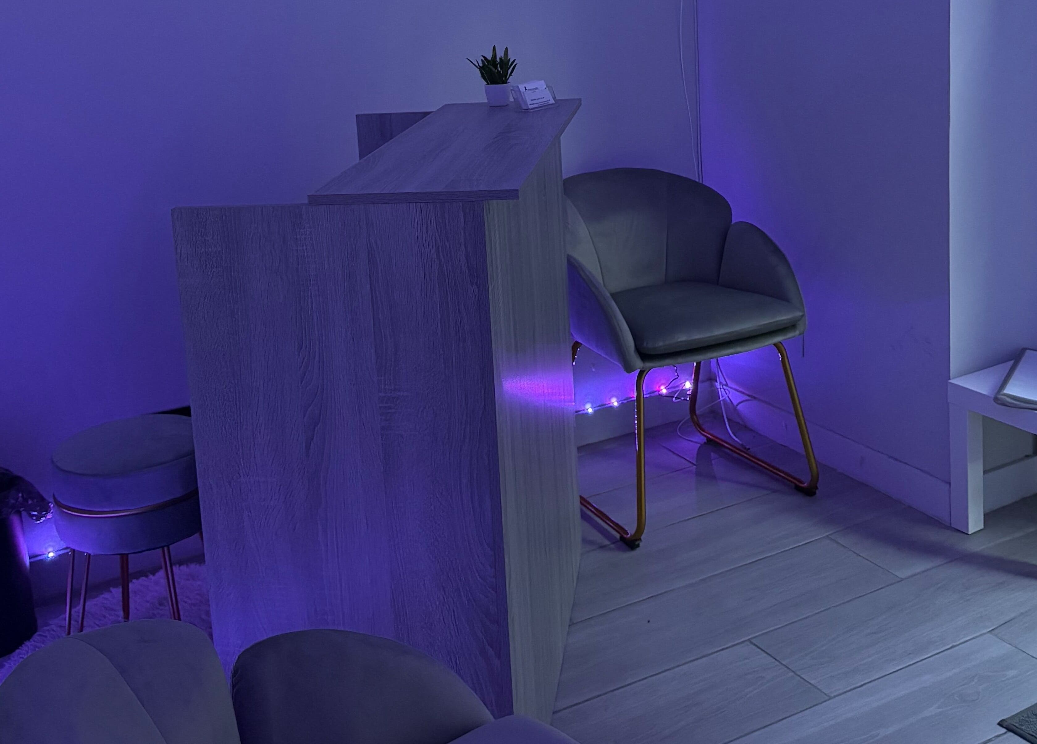 Recepción iluminada en la Clinica Raquel Salud, Alcorcón, Comunidad De Madrid, ES, con silla moderna.