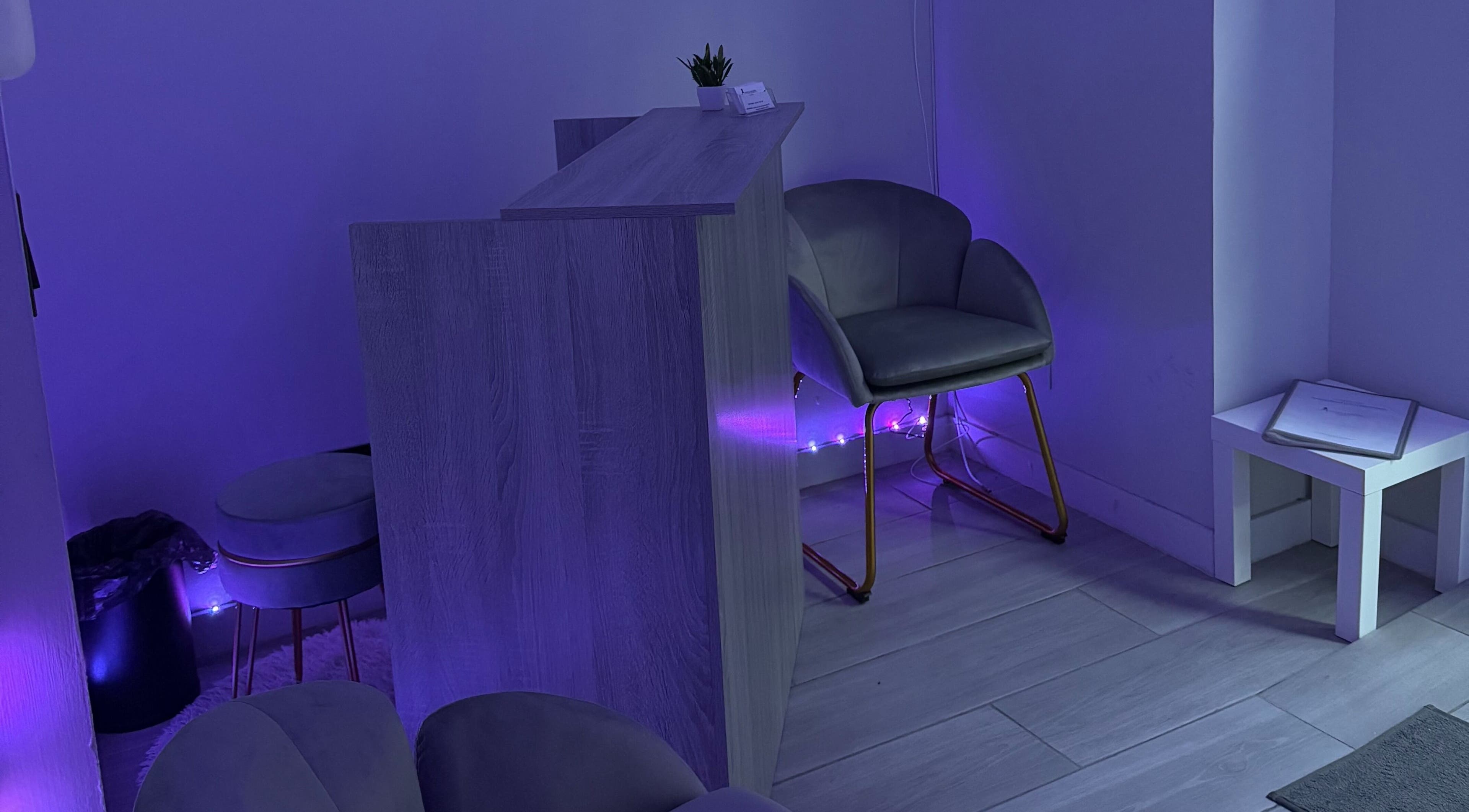 Recepción iluminada en la Clinica Raquel Salud, Alcorcón, Comunidad De Madrid, ES, con silla moderna.