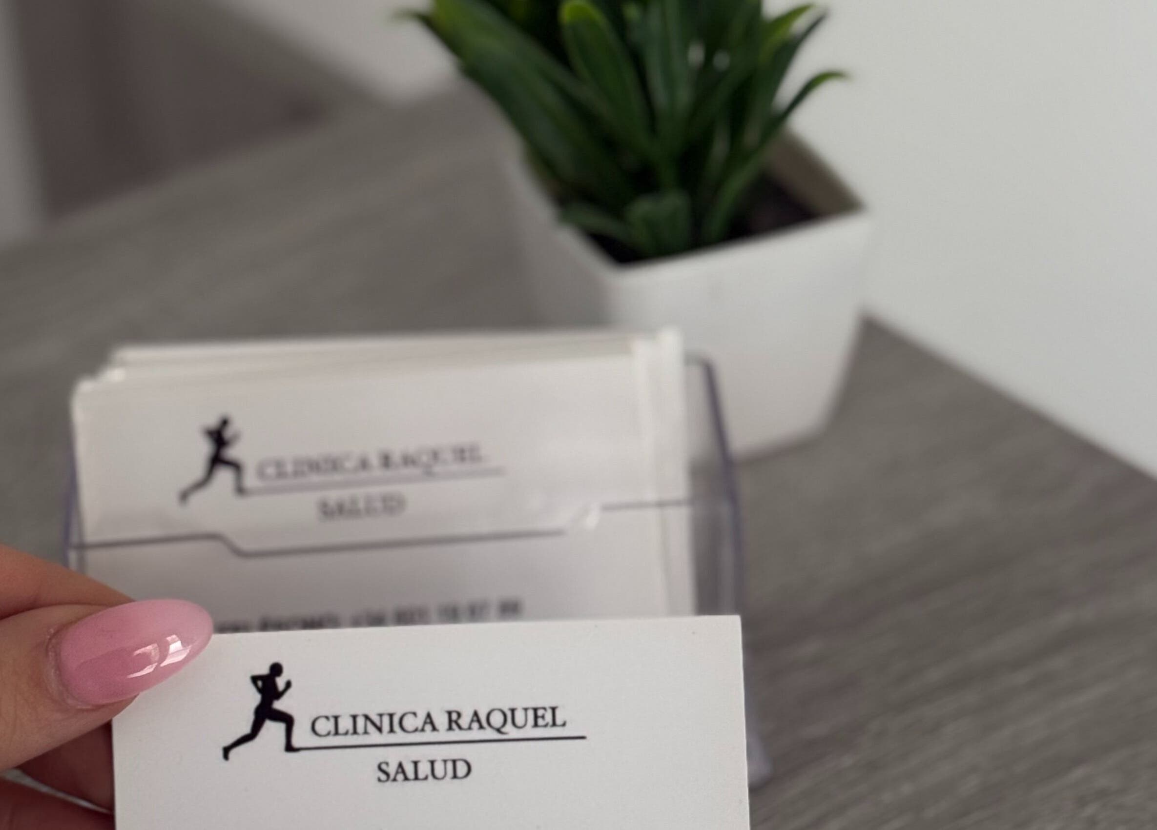 Tarjeta de presentación de Clinica Raquel Salud en Alcorcón, Comunidad De Madrid, ES, sobre fondo moderno.