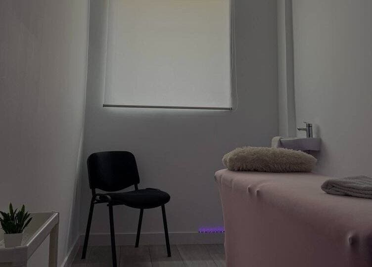 Sala de tratamiento cálida en Clinica Raquel Salud, Alcorcón, Comunidad De Madrid, ES con camilla y decoración minimalista.