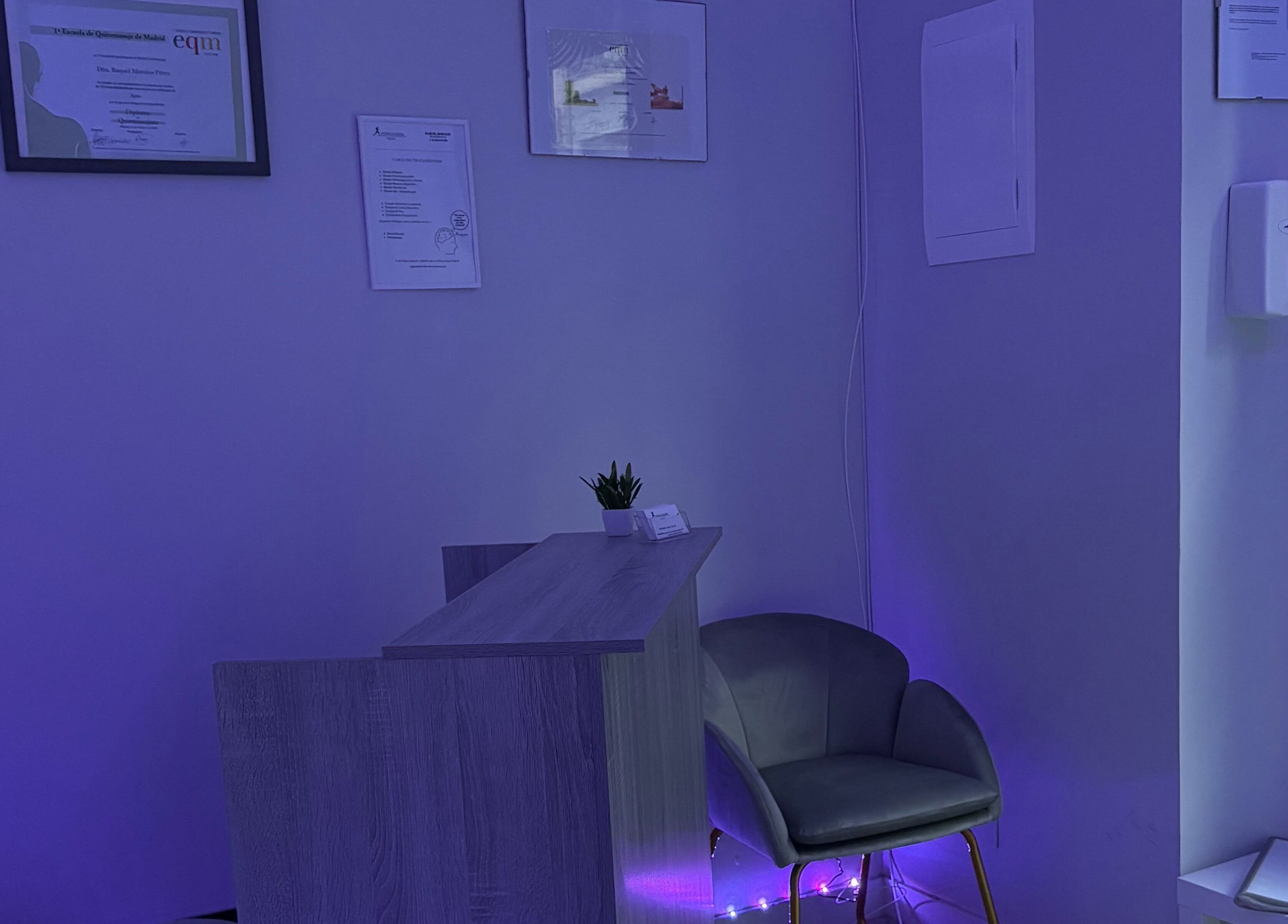 Recepción iluminada de Clinica Raquel Salud en Alcorcón, Comunidad De Madrid, ES.