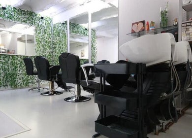 Interior moderno de El 28 Curly Hair Salon Peluqueria Rizada en Barcelona, Catalunya, ES con plantas decorativas.