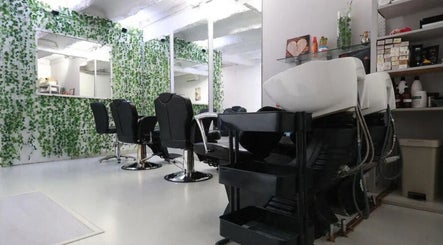 Interior moderno de El 28 Curly Hair Salon Peluqueria Rizada en Barcelona, Catalunya, ES con plantas decorativas.