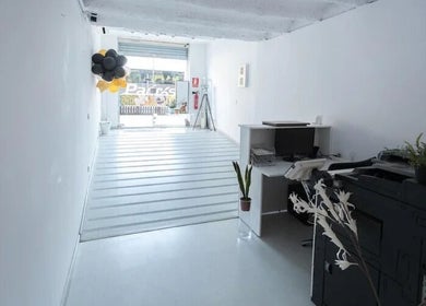 Interior moderno de El 28 Curly Hair Salon Peluqueria Rizada en Barcelona, Catalunya, ES.
